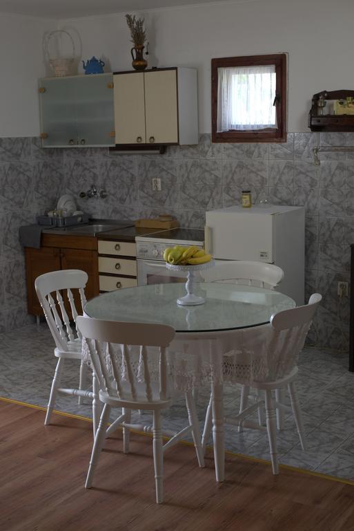 Apartment Honey And Milk Vrdnik Exterior photo