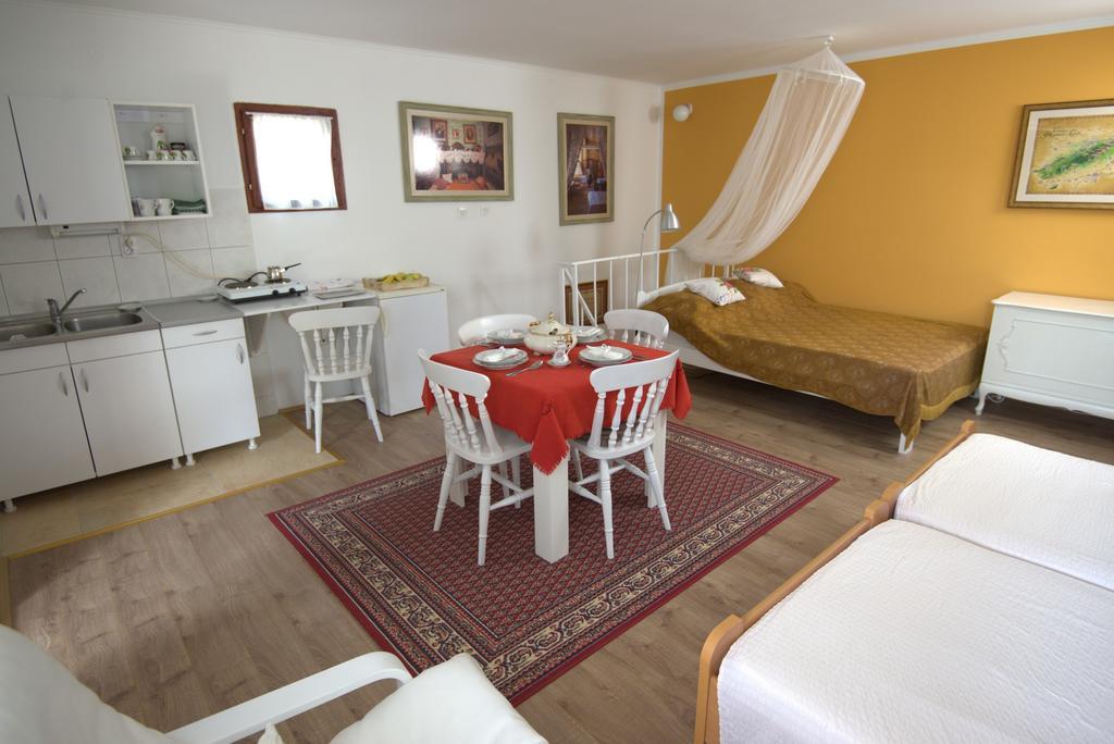 Apartment Honey And Milk Vrdnik Exterior photo